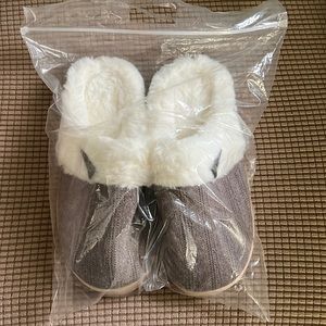BRAND NEW SLIPPERS SIZE 7/8